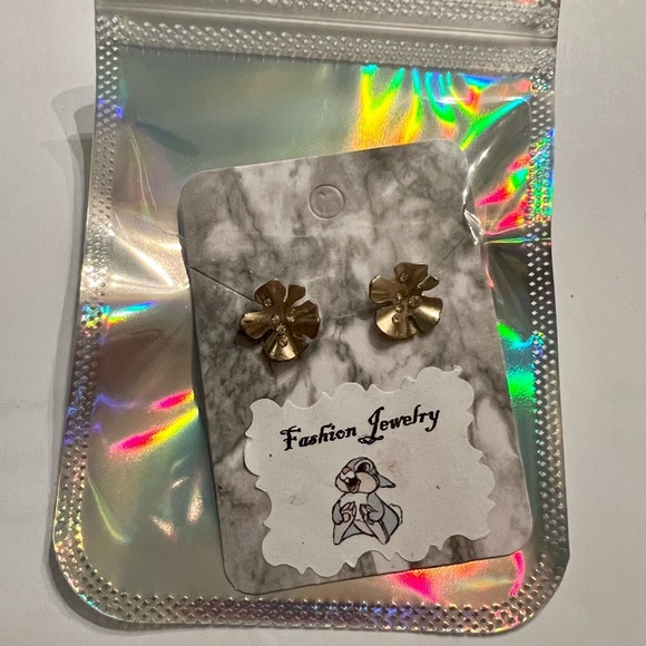 NWT Small Pair of Gold Flower Stud Earrings with Pink inner Stones - Picture 2 of 3